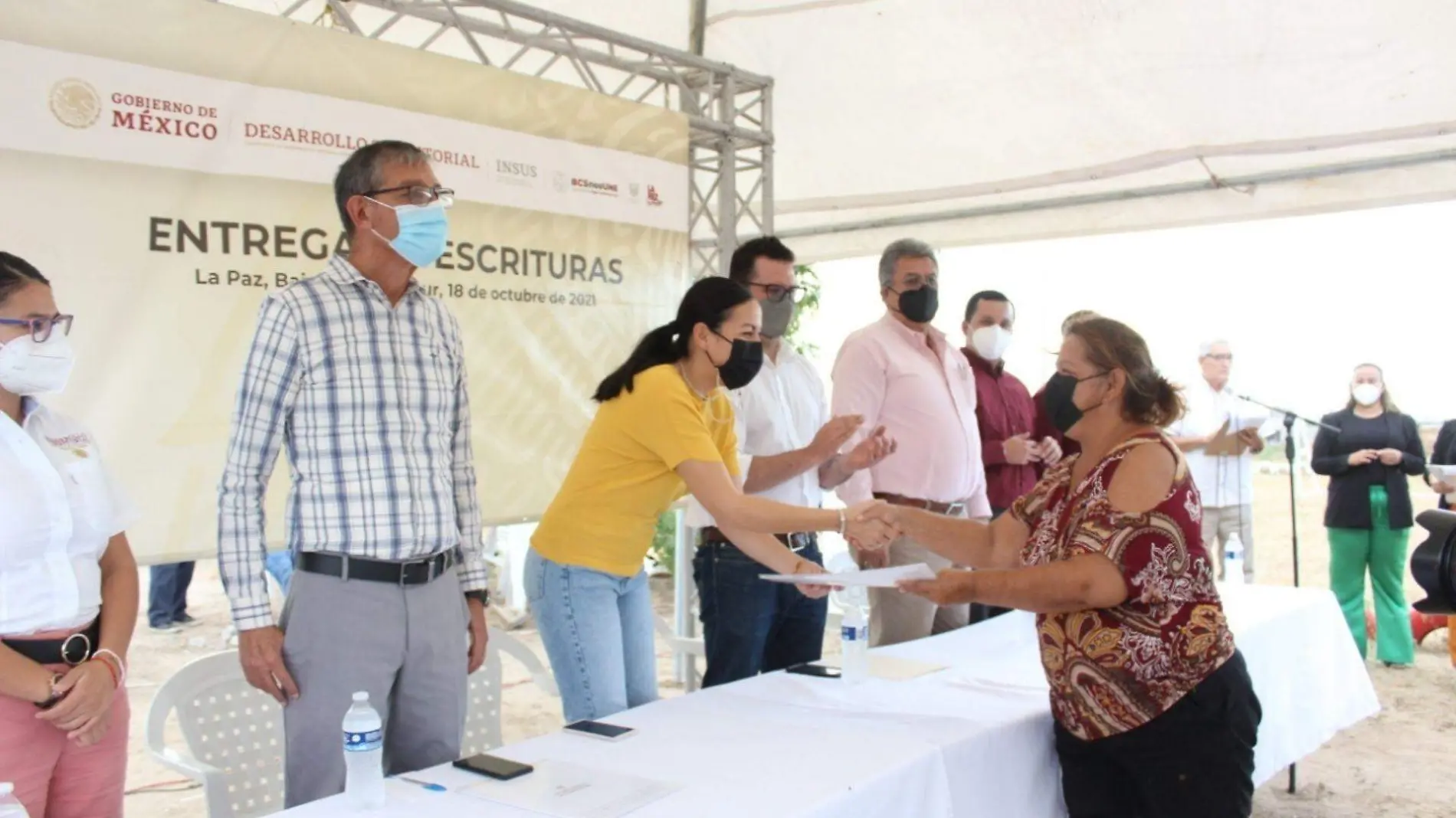 Entrega de escrituras en La Paz